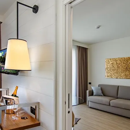 酒店 美居维亚雷焦酒店 4*